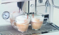 Best aroma, body and crema in the cup: Veronica s outstanding professional brewing technology. Professionelle Kaffee- Brühtechnik für eine schöne Tasse Kaffee.