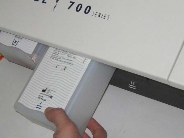 Sostituzione Contenitore di Scarico Lo strumento segnala automaticamente quando il contenitore che raccoglie i liquidi di scarico dei vari lavaggi è pieno, quindi, ne indica la sostituzione.
