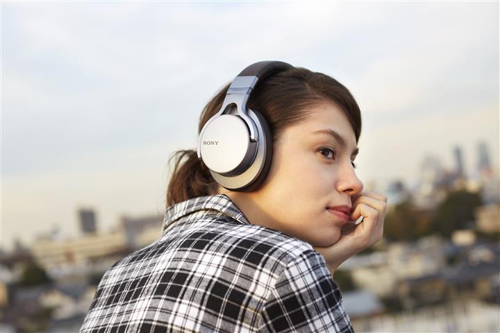 Comunicato Stampa Milano, 23 febbraio 2015 Sony presenta quattro nuovi modelli di cuffie Bluetooth : elevata qualità audio e massima praticità La libertà wireless incontra una straordinaria qualità