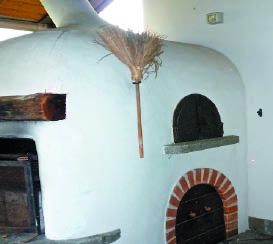 9 il pane nel forno a legna Sorni sabato 16 ottobre Ore 15.30 ritrovo al Maso Rosabel. Al Maso, davanti al forno a legna, inizia il rito della panificazione, guidati dal panettiere Rizzardi Adriano.