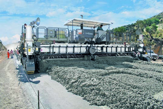 Postazione di guida Lama distributrice Per una qualità impeccabile Cingoli sterzabili e regolabili in altezza Dalla postazione di guida l operatore ha tutto sott occhio e sotto controllo.