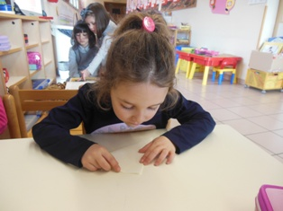 Dopo una descrizione e riproduzione grafica della propria casa i bambini hanno fatto le seguenti osservazioni: Arianna: c è solo un pezzo della casa nella foto.