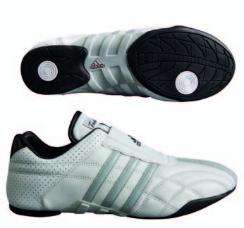 play taekwondo SCARPE 30102035 SCARPE ADIDAS ADI-KICK IN PU/NYLON Scarpe adidas Adi-Kick, in Pu e nylon, di colore bianco e nero.