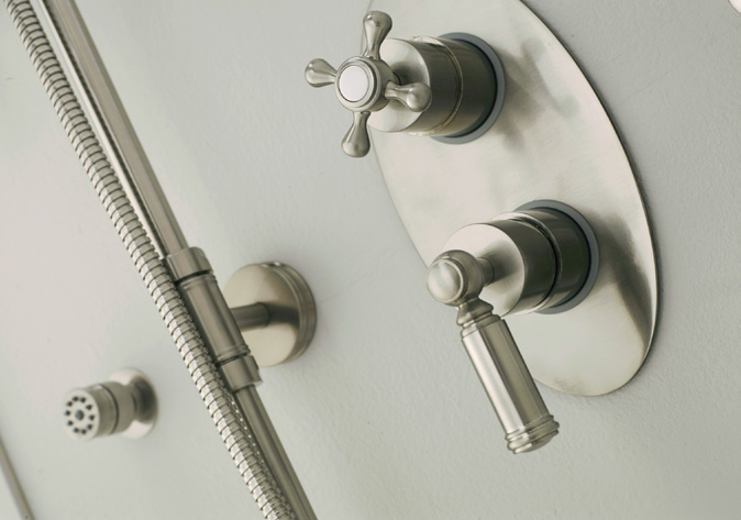 Impreziosite il vostro bagno con una colonna doccia dai particolari che richiamano con morbide curve e qualità dei materiali, il fascino di una casa d altri tempi.
