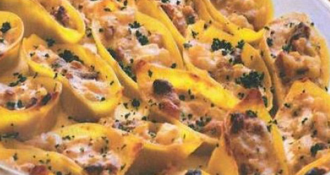 Conchiglioni ripieni di gamberi Primi (per 4 persone) 30 conchiglioni 30 code di gambero 300 g di porcini 2 cipolle 1 carota 1 mazzetto di prezzemolo olio extravergine d oliva sale e pepe Cuocere i