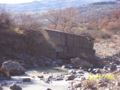 Il ponte si presenta in buone condizioni, con un inizio di erosione della spalla in sponda destra.