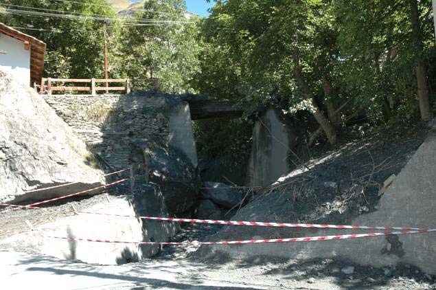 Figura 19 - Ultimo ponte di attraversamento sul Rio Fourn prima della confluenza con il T. Rochemolles Figura 20 - Particolare dell edificio alluvionato.