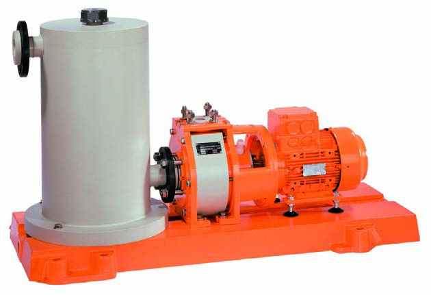 Sistema di adescamento pompe in materiale plastico Le pompe orizzontali possono essere dotato di un serbatoio di adescamento, per fornire alla pompa capacità di aspirazione con battente negativo.