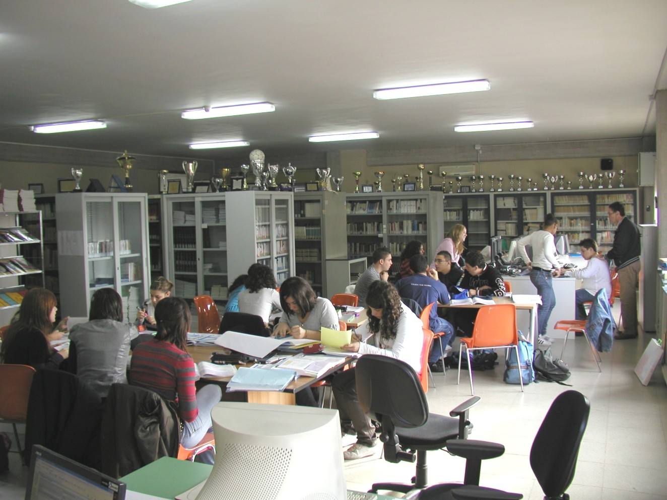 Biblioteca Rosario Livatino La scuola rende disponibili appositi spazi per: - bacheca sindacale - bacheca degli studenti - bacheca dei genitori - bacheca dei