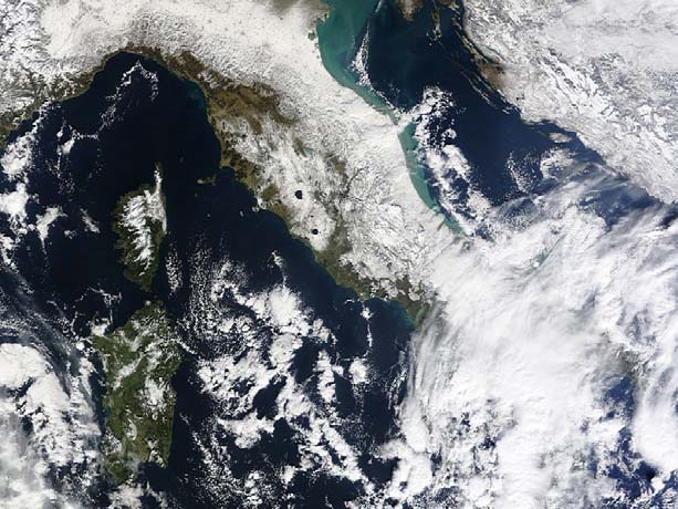 Nella figura seguente si riportano, inoltre, le immagini di copertura nevosa registrate dal satellite MODIS TERRA, rispettivamente, il 9 e il 14