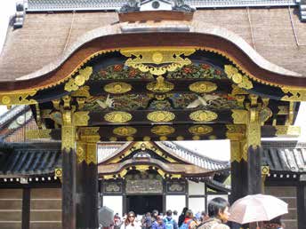 Si inizia con il Tempio di Kinkaku-ji, o Padiglione d Oro, originariamente la villa di riposo di uno shogun Ashikaga, generalissimo del periodo Muromachi (1336-1573), trasformata alla sua morte in
