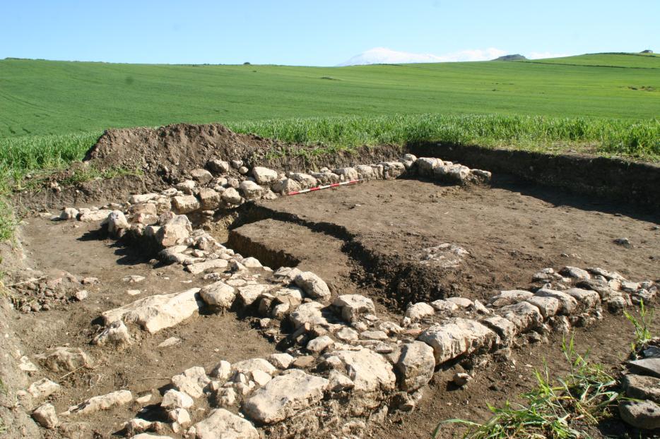 I ripetuti lavori agricoli, pur ad una profondità tale da non danneggiare irrimediabilmente tutte le strutture archeologiche, hanno portato a vista una grande quantità di cocciame che si rintraccia