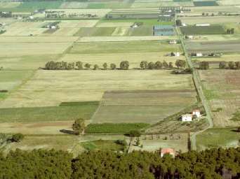 3 Procedendo verso le aree più interne della provincia, e precisamente verso i crinali che separano le valli fluviali, le colline si modellano mostrando i profondi solchi erosi dei calanchi.