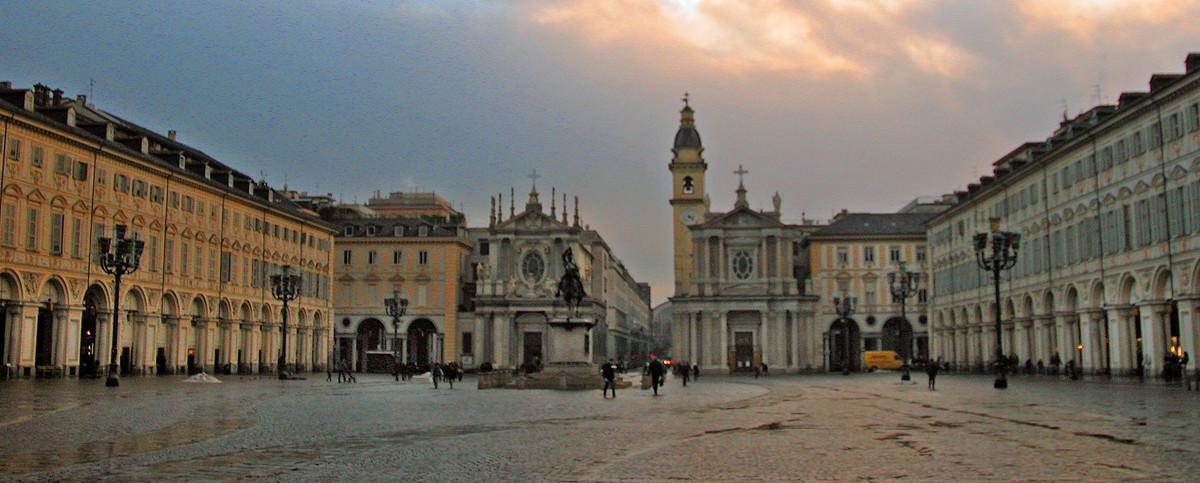 PIAZZA SAN CARLO Questa scenografica piazza torinese ha il nomignolo di salotto di Torino.