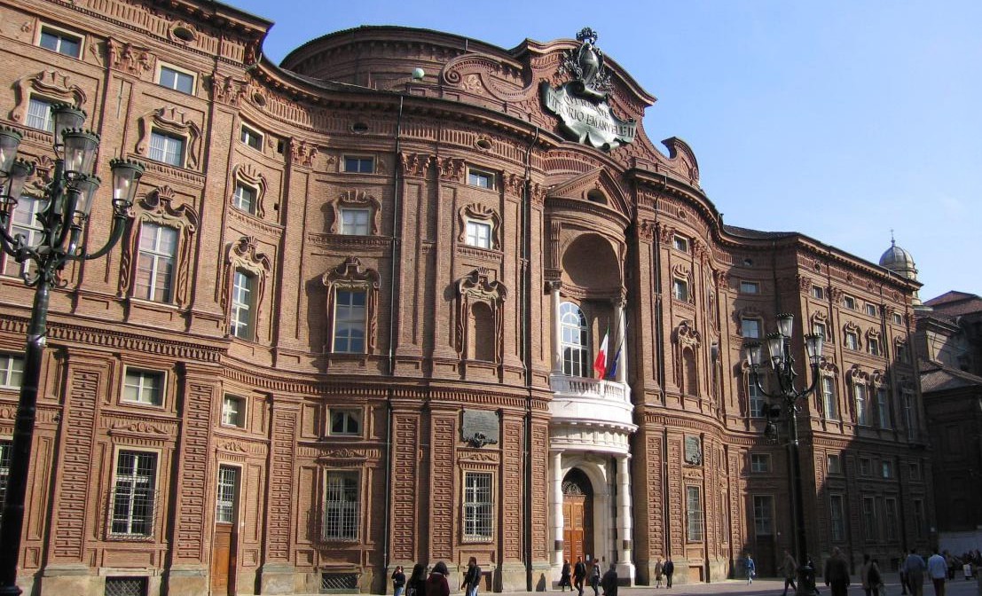 PALAZZO CARIGNANO Palazzo Carignano, una delle più originali costruzioni del barocco, si distingue per l'andamento curvilineo della facciata in cotto e per l atrio con le doppie scalinate: Guarino