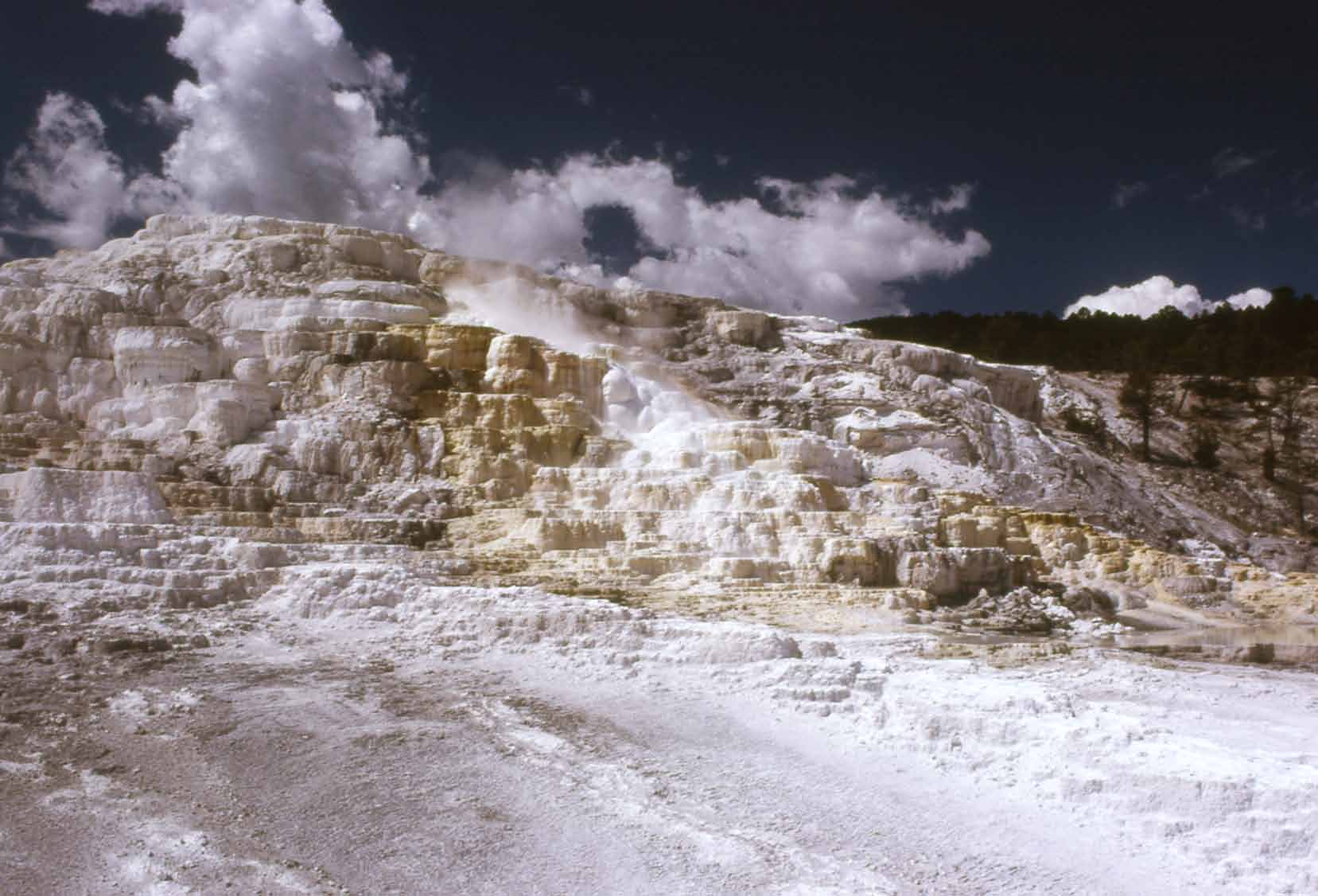 Le vasche sovrapposte e le cascate pietrificate risultano dalla circolazione delle acque termali: nell attraversare le rocce calcaree e le rocce silicee, esse si caricarono di minerali; evaporando