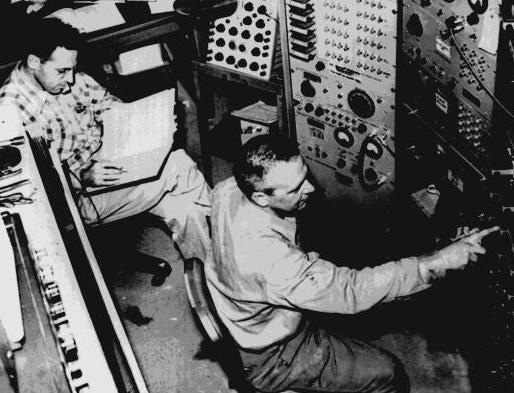 Reines e Cowan a Los Alamos, dopo la fine della II guerra mondiale, cominciano comunque a studiare la possibilitá di rivelare i neutrini emessi dai reattori nucleari.