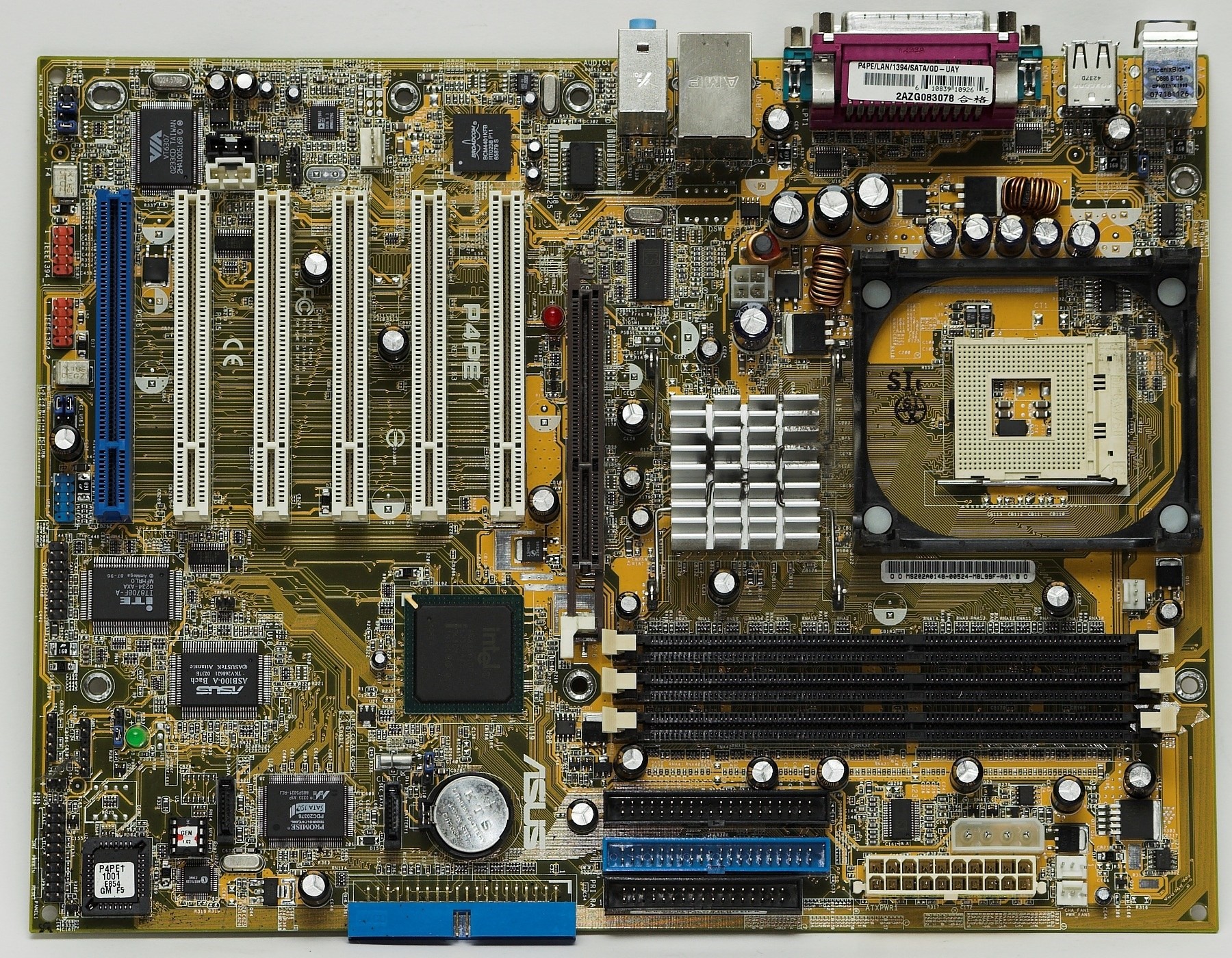 Mainboard di un computer moderno 6 5 1. Connettori bus di sistema 2. Zoccolo CPU 1 2 3. Zoccolo RAM 4. Connettori per Hard Disk 5.