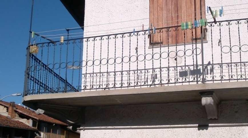 1 3 I balconi di Lusigliè 2 1. Balcone con struttura e parapetto in legno. Alcuni immobili del centro storico presentano balconi lignei di impianto originario.