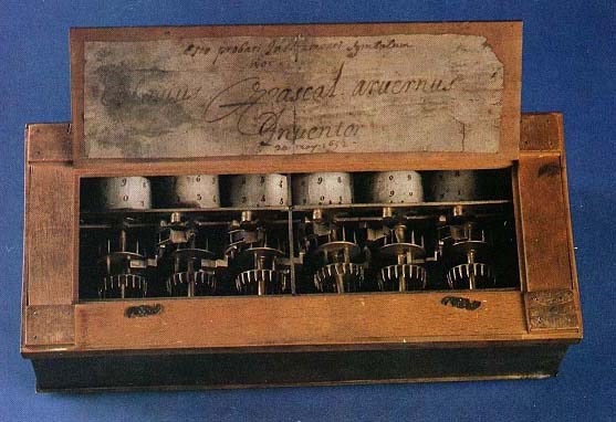 Introduzione La tradizione dell uso di oggetti fisici in matematica risale all antichità. La storia della matematica la testimonia in modo chiaro: basti pensare alla riga e al compasso in Euclide.