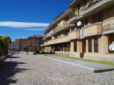 MANTOVA - VIA VITTORINO DA FELTRE 44 Localizzazione: nel centro storico della città di Mantova, a sud presso lo storico Palazzo Te. Oggetto: unità ad uso direzionale e pertinenze, site al P.T. di un immobile di recente concezione.