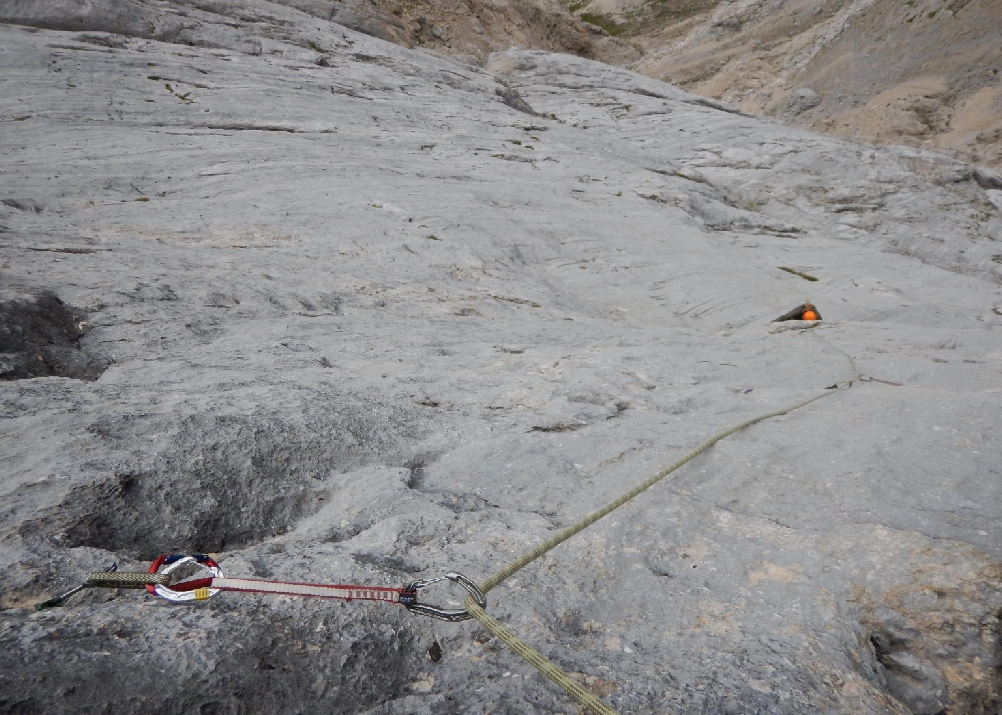 sosta 10 tiro Vista del tiro dalla sosta del 10 tiro 11 Direttamente sopra la sosta alzarsi (V+) poi obliquando a destra (2 clessidre, una grossa scura 2 m a dx della sosta in linea d aria e una