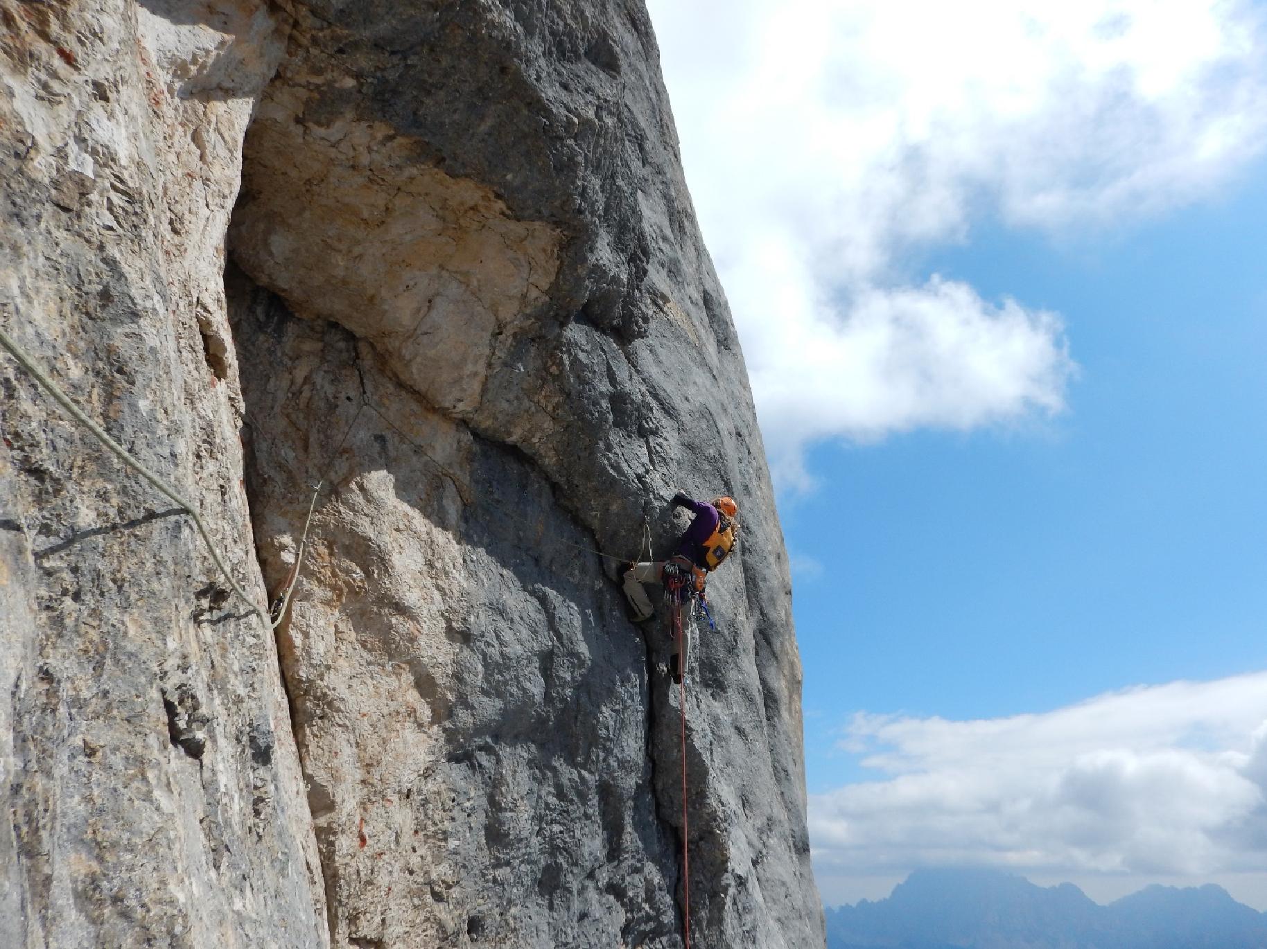 Sosta 19 tiro 20 Attraversare dalla sosta orizzontalmente a destra su roccia gialla poco solida fino a raggiungere il diedro giallo (friend) risalirlo fino a prendere la fessura rovescia del tetto