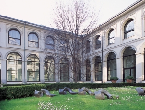 alle due collane socio-economica e storica, quest ultima integrata con le opere storiografiche edite per celebrare il 90 di fondazione della Banca Milano, Palazzo delle Stelline Credito Valtellinese.