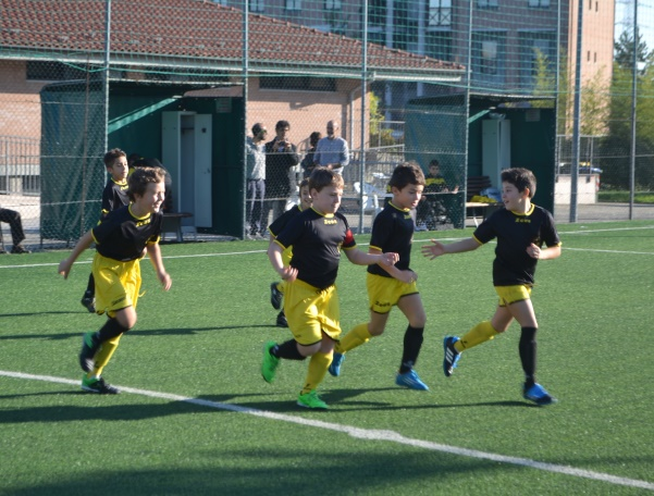 Poco AtlEtico e il SanDonato ne approfitta Semifinale mancata per i piccolissimi di Fabio e Vittorio Categoria Primi Calci 3 San Donato 5 Eccoci alla partita decisiva per la finale di Coppa Carnevale.