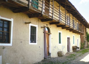 IL CASALE è uno splendido casale antico a forma quadrata, già possedimento nell 800 dei Marchesi Ferrero Lamarmora. è una delle tre cascine storiche del comune di Borriana.