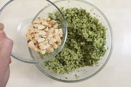 IO MANGIO EQUO: BULGUR CON PESTO DI ERBE FRESCHE INGREDIENTI (4 PERSONE) 300 g Bulgur* 30 g basilico 10 g menta fresca 10 g erba cipollina 50 g noci 30 g mandorle pelate* 1 spicchio di aglio