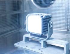 LE PROCEDURE DI QUALITÀ NEL DETTAGLIO 05 Test di resistenza al calore, all umidità e al freddo Durante i cicli termici i prodotti HELLA vengono esposti a temperature che oscillano da -40 a +100 gradi