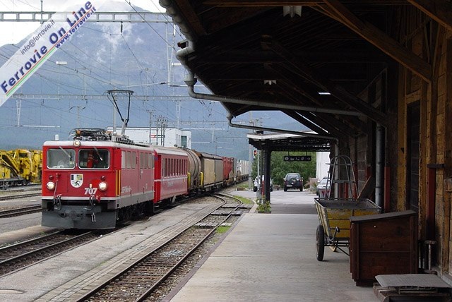 Regio-Express 1136 St. Moritz - Coira, trainato dalla Ge 4/4 III 647 "Grüsch", ripreso tra Samedan e Bever. Sulla destra il sentiero che collega i due paesi e, sullo sfondo, Samedan.