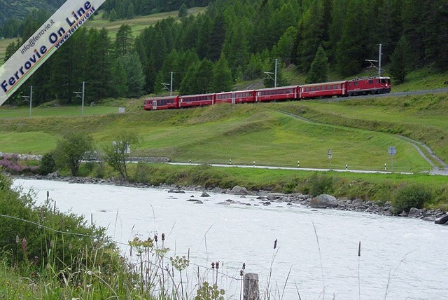 Dopo aver percorso la tranquilla Val di Bever, il Regio-Express 1140 St. Moritz - Coira, trainato dalla Ge 4/4 III 651 "Fideris", transita dalla stazione di Spinas.