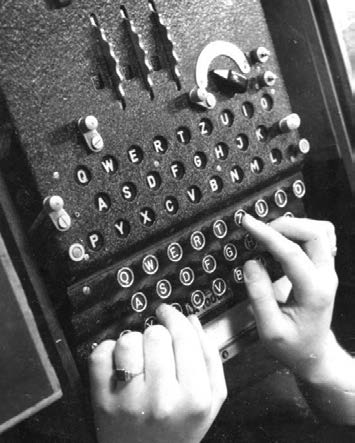 Cenni Storici - Enigma Molto simile ad una macchina da scrivere, fu inventata nel 1918 da Arthur Scherbius. Fu utilizzata dal servizio delle forze armate tedesche durante la seconda Guerra Mondiale.