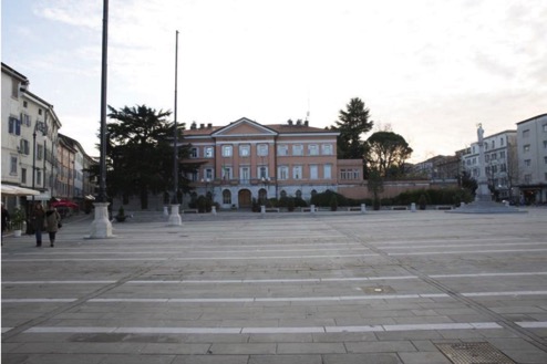 In\Visible cities Festival 2016 Aree di progetto 1. Piazza Vittoria Piazza Vittoria è la più ampia piazza di Gorizia posta ai piedi della collina su cui sorge il castello che la domina dall alto.