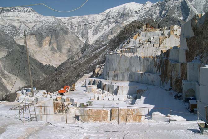 Il territri nn si può raccntare senza un immagine delle Alpi Apuane, una catena impnente che ricrda, cn le sue punte e i sui ripidi versanti, la mrflgia della Alpi del nrd Italia.