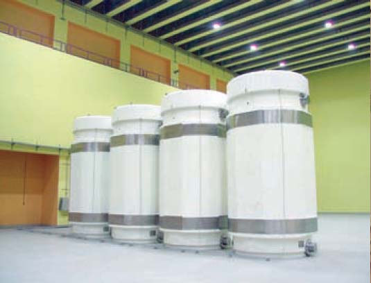 Ciclo aperto: wet and dry storage casks at the ZWILAG facility in Switzerland Storage options: wet storage in pools