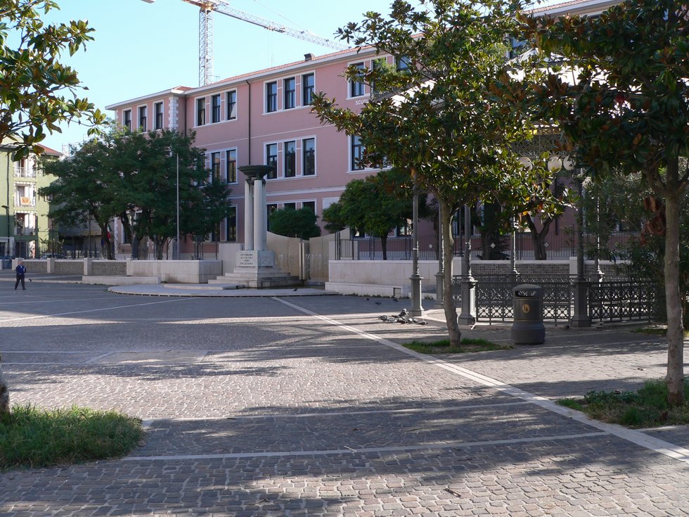 LA NOSTRA SCUOLA SI TROVA NEL CENTRO STORICO DI SOTTOMARINA ED E INTITOLATA