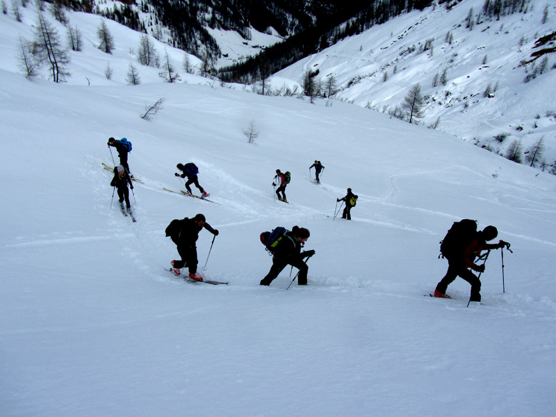 CORSO DI SCIALPINISMO BASE Un appuntamento rivolto a chi vuole effettuare una prima esperienza con le pelli ma anche a chi desidera affinare le proprie capacità e la conoscenza delle problematiche