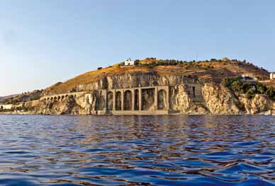 Marina Evangelista con una custodia fotosub Il borgo di Chianalea a Scilla (Foto Pacienza) Caminia (Foto Grande) in appena tre - quattro metri di profondità in compagnia di Francesco Pacienza».