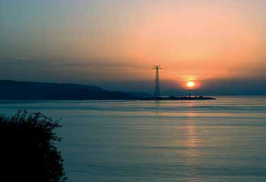 Nudibranco Bursatella Leachii (Foto Bucca) Nudibranco Tethys Fimbria (Foto Li Pera) Sullo sfondo l Etna, visto dalla spiaggia di Lazzaro (Foto Pacienza) Tramonto sullo Stretto di Messina (Foto