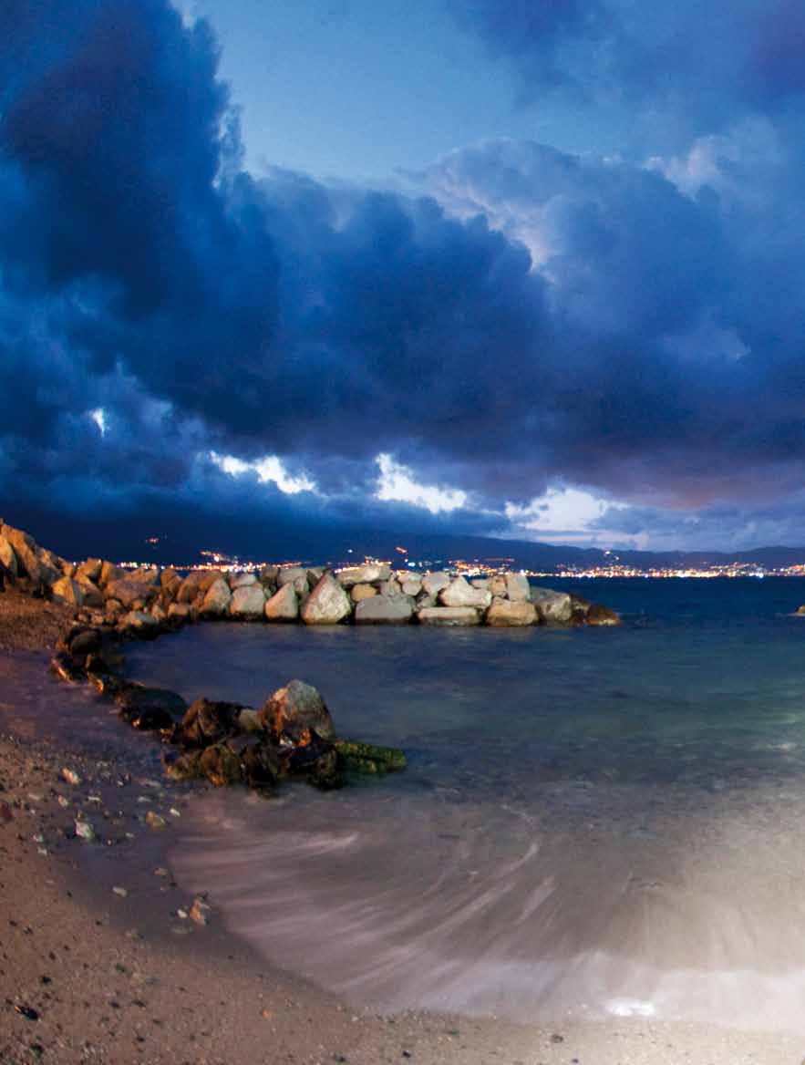 Viaggio lungo i 700 chilometri della costa calabrese Veduta notturna di una zona di Reggio Calabria, denominata Il tempietto (Foto Li Pera) A cura di Francesco Pacienza - È passato un anno dalla