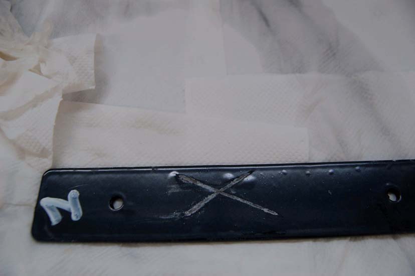 Prove di corrosione in camera a nebbia salina su lame in acciao zincato e verniciato grigio RAL 7016 SL.
