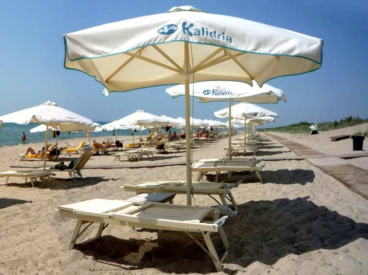 SPIAGGIA PRIVATA SPIAGGIA La spiaggia privata dista c.a. 2,5 km dall hotel ed è raggiungibile, a orari prestabiliti, con il bus navetta attrezzato di una rampa per il trasporto degli ospiti in carrozzina.