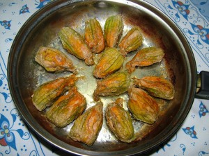 I fiori di zucchina ripieni sono un piatto semplice e delizioso che si presta benissimo al periodo estivo.