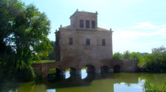 Lasciamo Pomposa e ci dirigiamo verso Mesola dove abbiamo la fortuna di visitare il Castello.