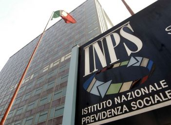 INPS L'INPS è il più grande ente previdenziale italiano: oltre 430 miliardi di euro in volume d affari tra entrate ed uscite 42 milioni la popolazione amministrata: 22 milioni di lavoratori 1,6