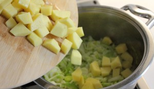 Preparazione 1. Iniziate la preparazione mettendo il brodo vegetale a scaldare sul fuoco. 2. Mondate i porri, eliminando la parte verde ed altra estremità, quindi tagliateli a rondelle. 3.