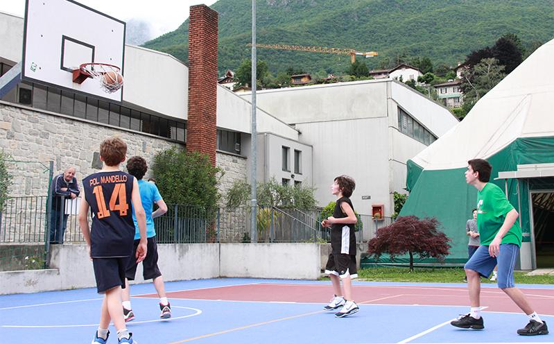 Sul sito (http://www.basketmandello2.yolasite.com/) una pagina è dedicata al Torneo, con i risultati e le foto, continuate a guardarlo perché specialmente le foto verranno caricate un po alla volta.